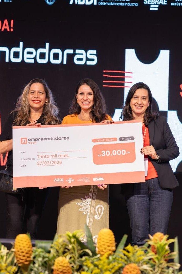 Fundadoras da Mãe-Estar recebendo o prêmio do Programa Empreendedoras Tech