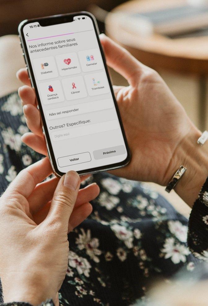 Pessoa usando o app Mãe-Estar no celular